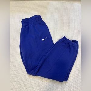 Nike size medium sportswear essential purple fleece pants
